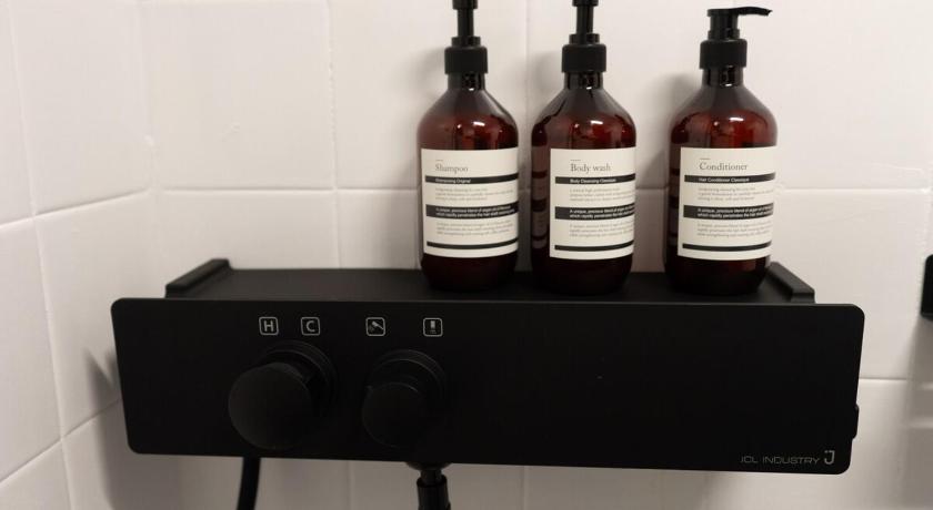 서울 2호선 신림역, 4인, 주차가능, 야외테이블, 고척돔 (Air conditioner 4 people Line 2 Sillim Station Parking Outdoor table Seoul tour Gocheok Dome K-pop l) 4성급 싱글룸 전망