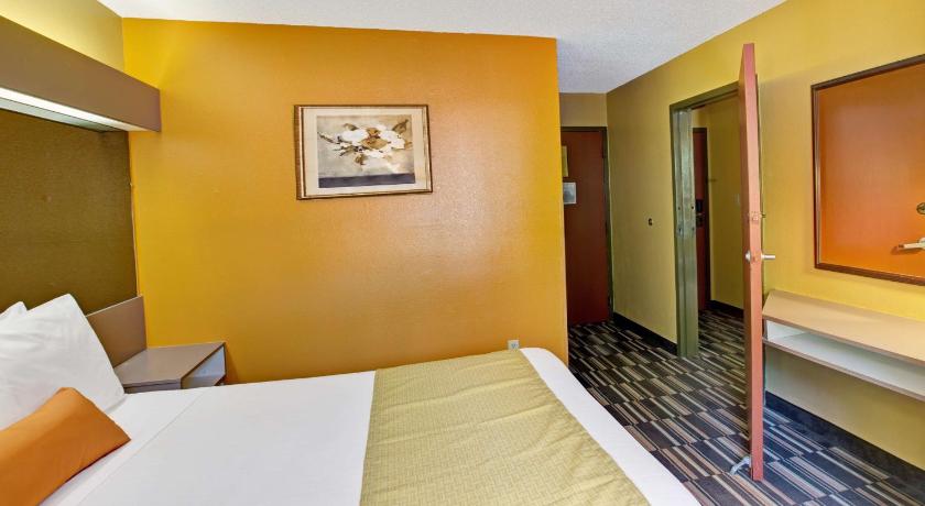 Image of 1 Queen Bed Non-Smoking 1