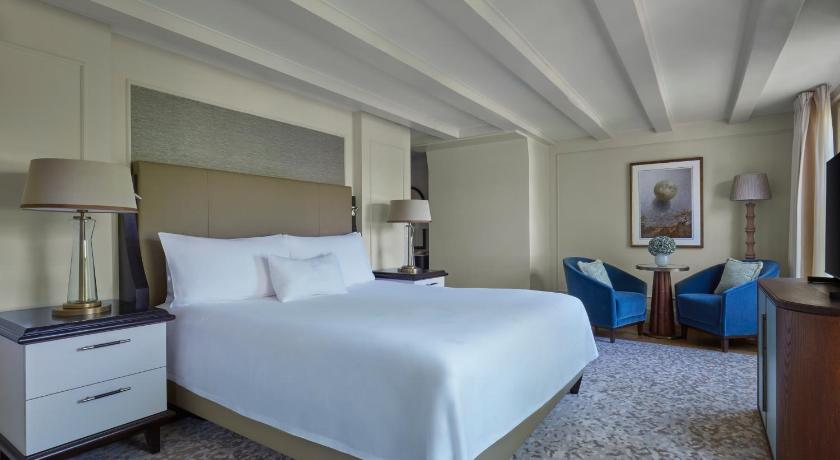 Image of King Junior Suite With Canal View 7