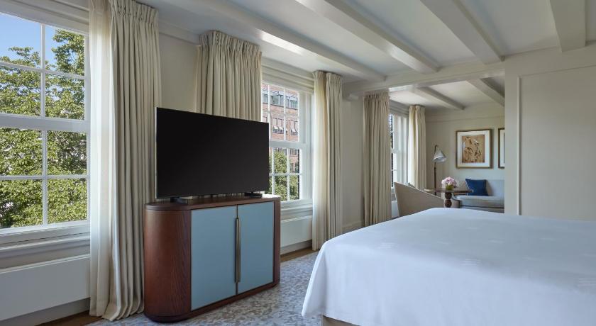 Image of King Junior Suite With Canal View 6