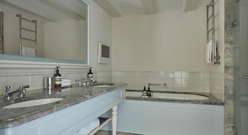 Image of King Junior Suite With Canal View 9