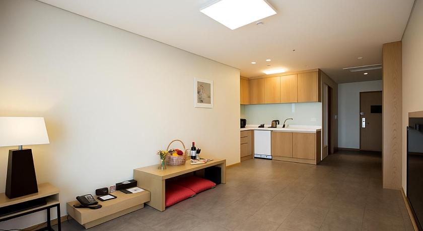 Imatge de Suite - 2 Mats, Ondol Room (Korean Traditional Room Type), 2 Extra Mats, Side Sea View 0