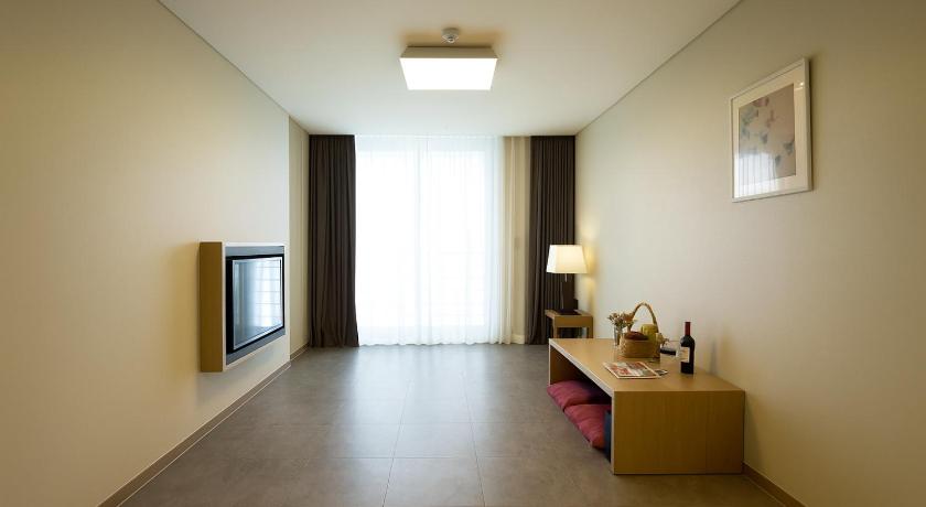 Imatge de Suite - 2 Mats, Ondol Room (Korean Traditional Room Type), 2 Extra Mats, Side Sea View 3