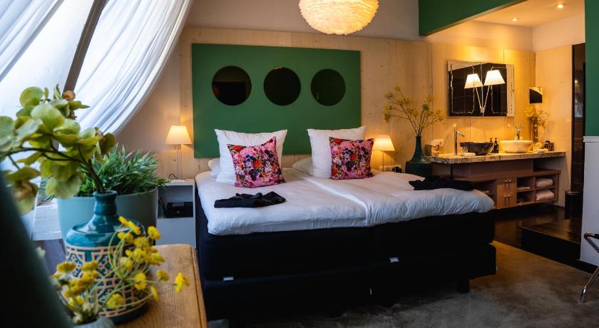 Image of Royale Room 4