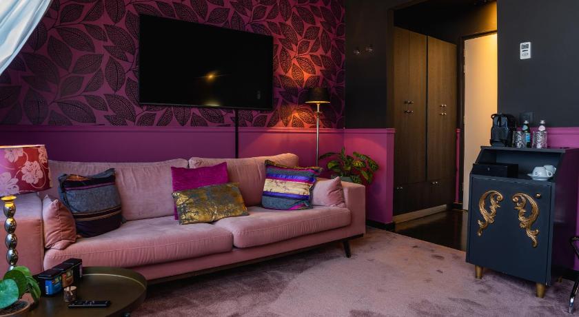 Image of Royale Room 9