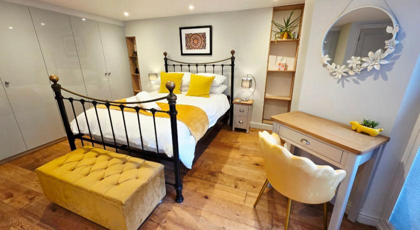 North Devon Luxe Gem for 4, 2 Ensuite Beds, Elegantly Renovated Sea Nearby