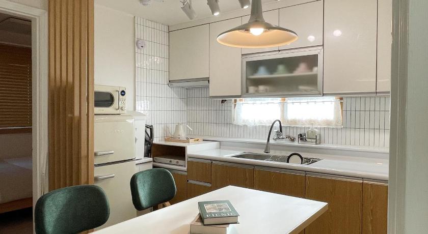 ソウル Special Offer,3 minutes to Airport Bus, 3 Bedrooms, 4 Beds, Accommodates up to 7 Guests, Near Hongje 4つ星 シングルルーム 眺望