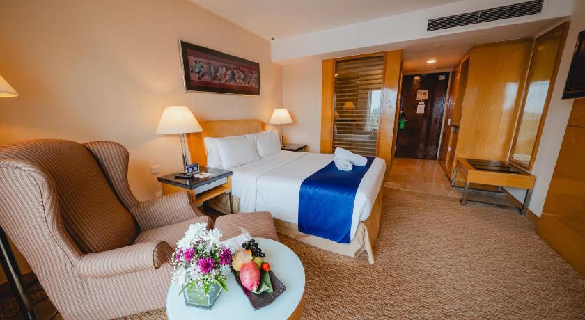 Image of Deluxe Queen 6