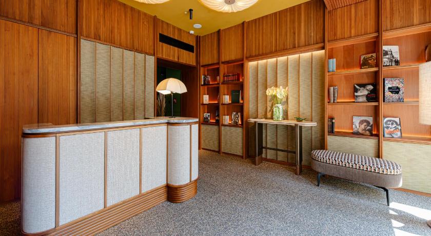 ローマ Circle6 Rome 4つ星 ホテル ロビー