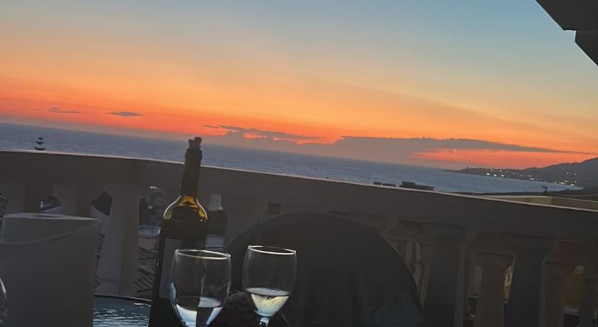 Sunset View Maisonette, Kanali