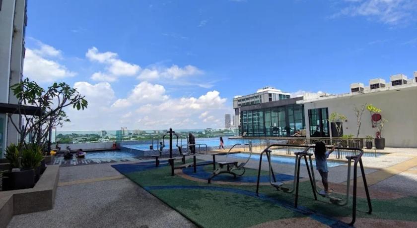 シャーアラム Studio E Sofo Apartment Suria Jaya - Shah Alam 4つ星 ゲストハウス プール