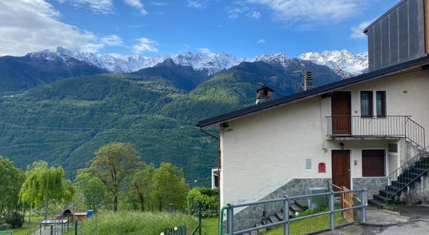 Stupenda vista sulle Orobie con giardino e barbecue