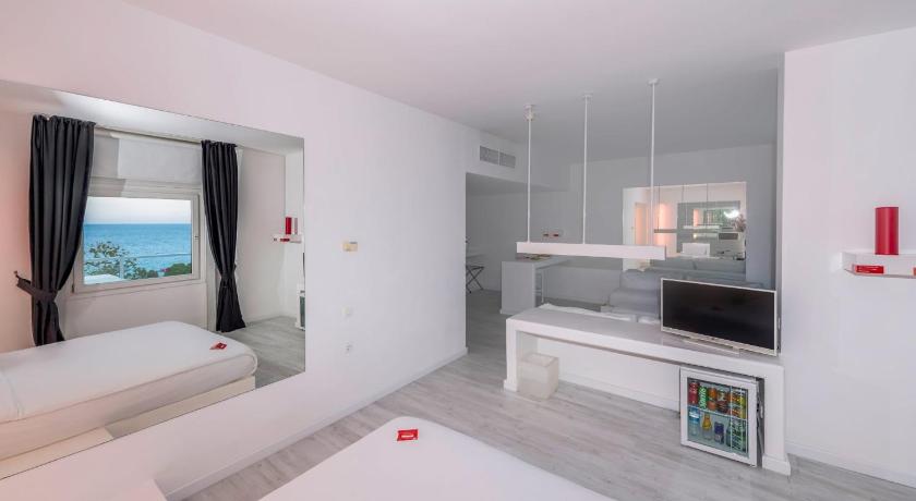 Immagine di Camera per Famiglie Vista Piscina (Family Room Pool View) 8