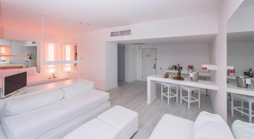 Immagine di Camera per Famiglie Vista Piscina (Family Room Pool View) 11