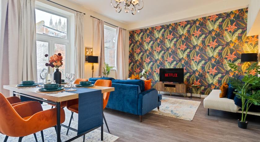 Spacious Luxury 2 Bedroom City Centre Apartment with Terrace & High Ceiling