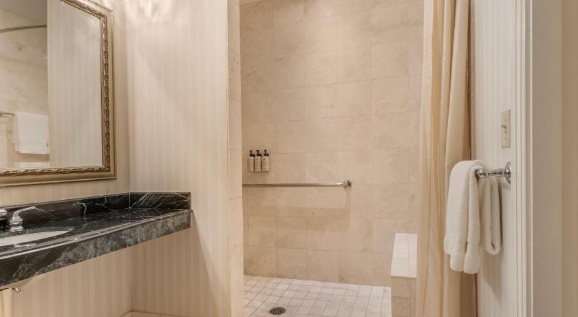 Imagen de Habitación Signature con 1 cama extragrande y ducha accesible en silla de ruedas - Adaptada para personas con discapacidad (ADA Signature Room - 1 King Bed Roll-in Shower) 2