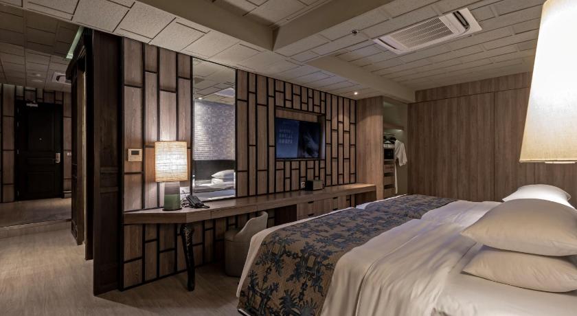 Image of Heritage Suite 2 Singles 3