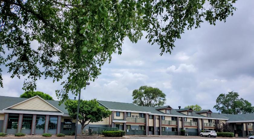 허드슨 (WI) River Hill Inn & Suites 2성급 숙소 외관