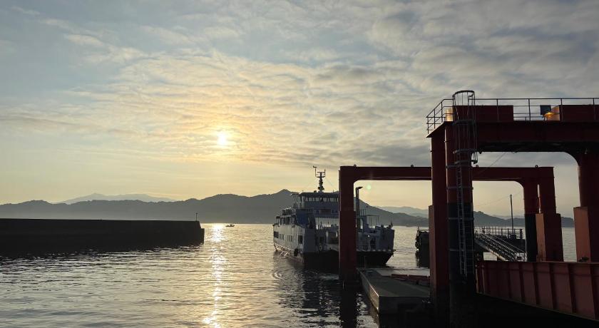 松山 離島の宿 Nawanawa Backpackers 宿泊施設 レストラン