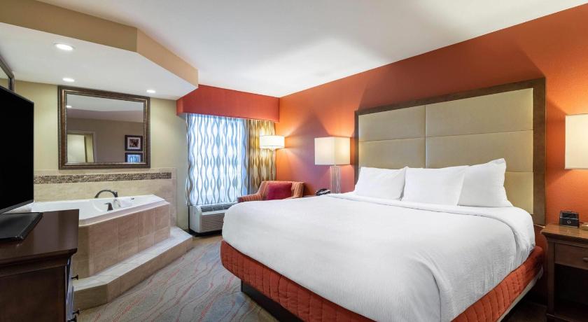 Image of 1 King, 1 Full, and 1 Twin Bed, Deluxe Family Suite, Non-Smoking 0