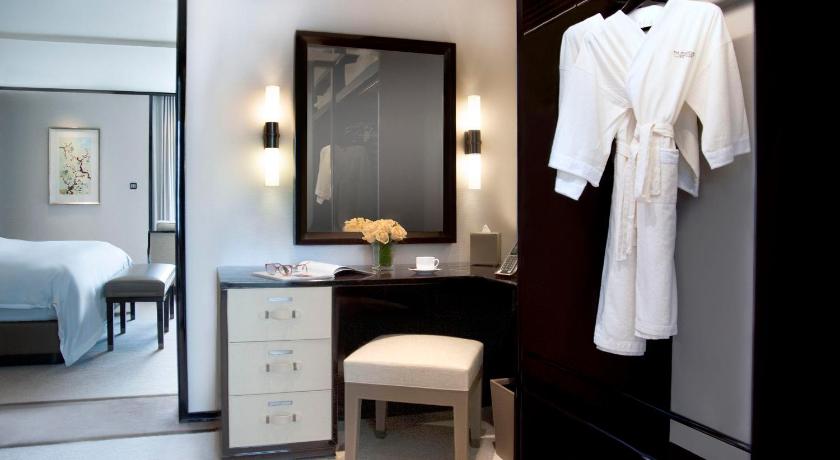 Image of Deluxe Harbor View Suite 6