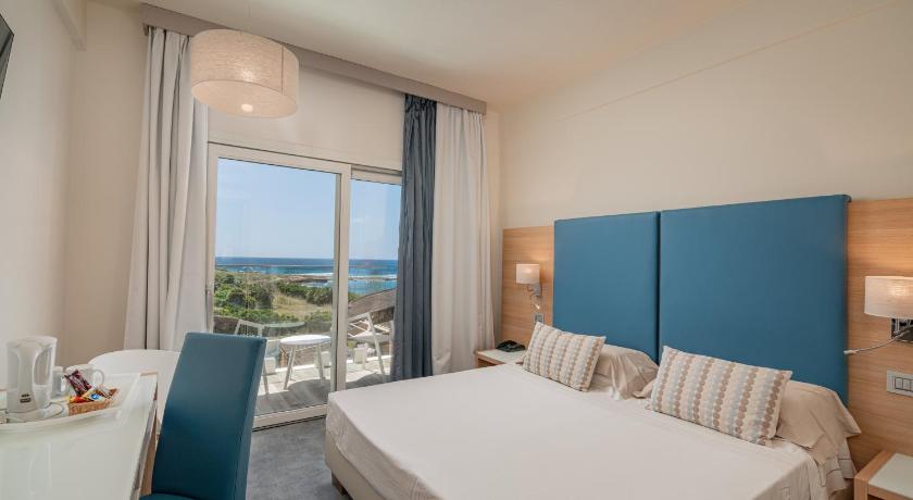 Image of Double Room with Balcony and Sea View 4