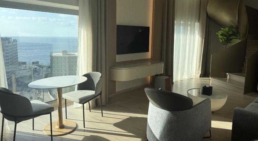 Image of 1 Bedroom Duplex Suite Sea View 4