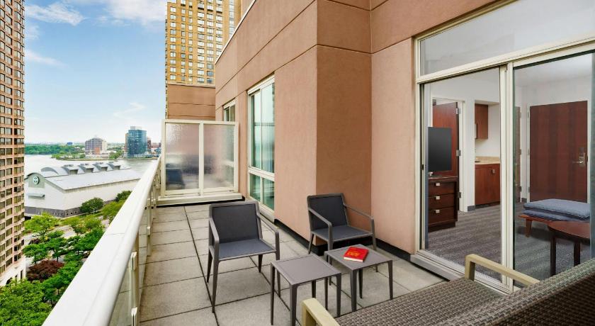 1 Bedroom Executive Suite, 1 King, Sofa bed, Balcony 이미지 6