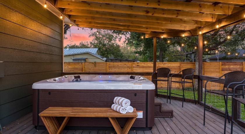 弗雷德里克斯堡 Gruene Haus - Hot Tub Fire Pit & Sleeps 11 4星级 住宿 大堂