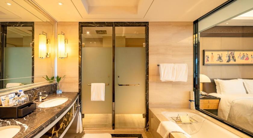 Image of King Hilton Guestroom 5