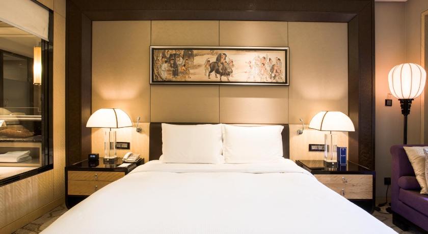 Image of King Hilton Guestroom 8
