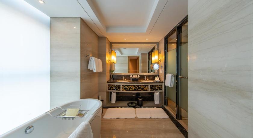 Image of King Deluxe Suite 4