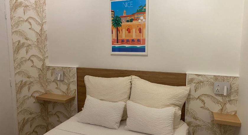 Immagine di Camera Matrimoniale Standard con Aria Condizionata (Standard Double Room with Air-conditioning) 8