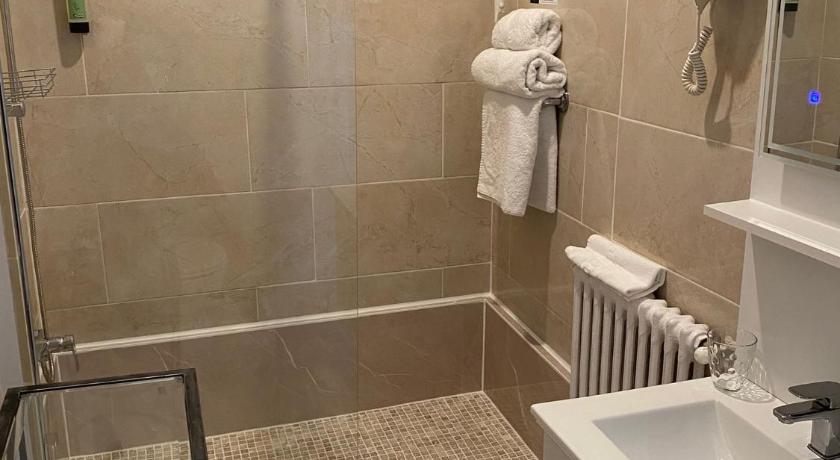 Immagine di Camera Matrimoniale Standard con Aria Condizionata (Standard Double Room with Air-conditioning) 2