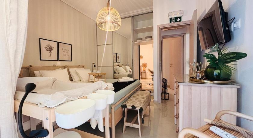 Theonisxenia Luxury Apt at Metro M3