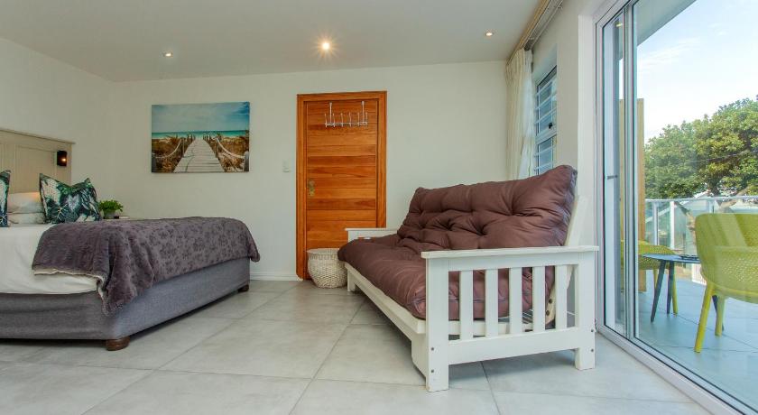 Image de Apartment with Balcony - West Wing 11