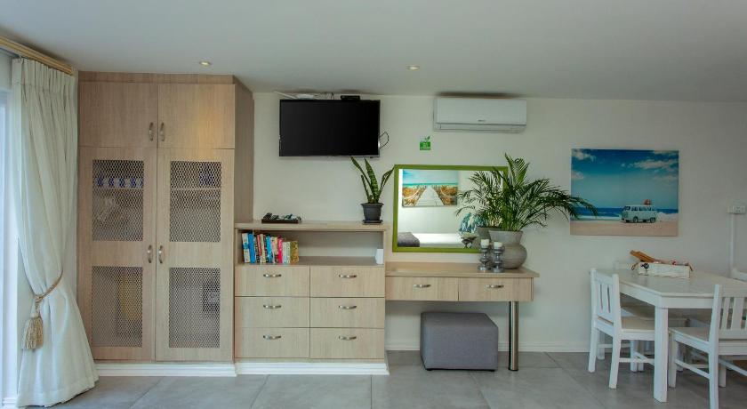 Image de Apartment with Balcony - West Wing 10
