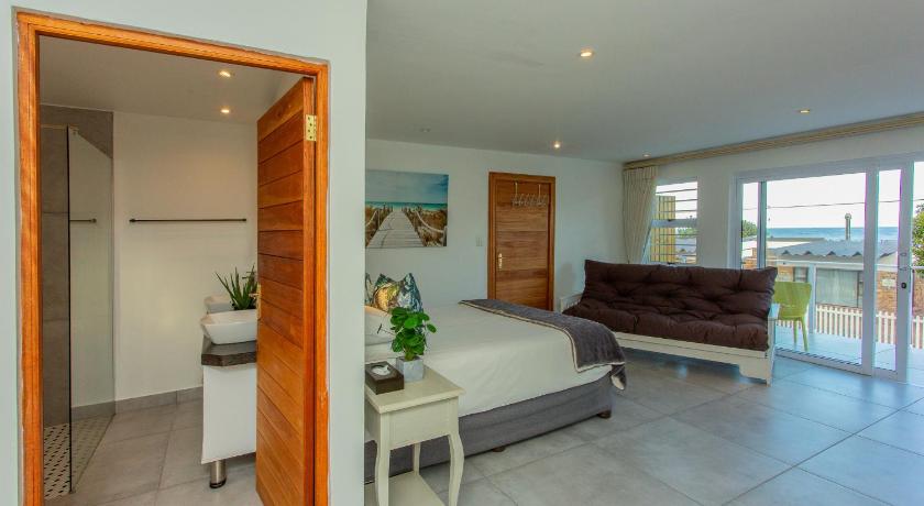 Image de Apartment with Balcony - West Wing 3