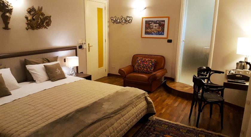 Image of Superior King Room with balcony 4