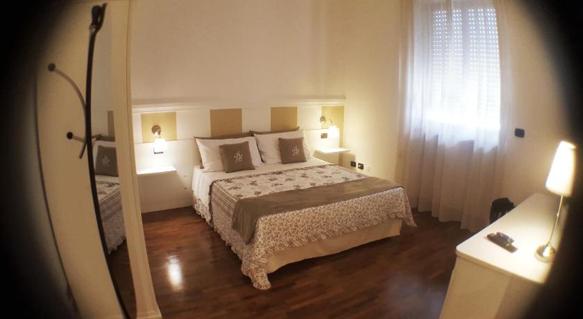 Image of Deluxe Room 9