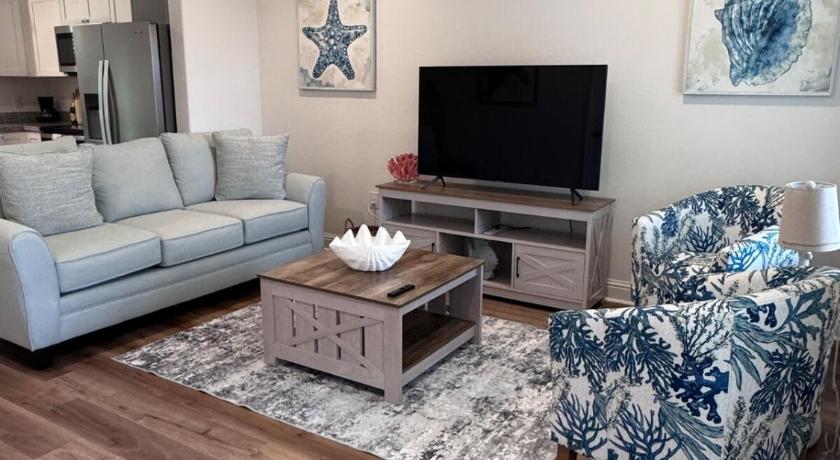 Chic Beach Home Near Airport Casino Coliseum Base
