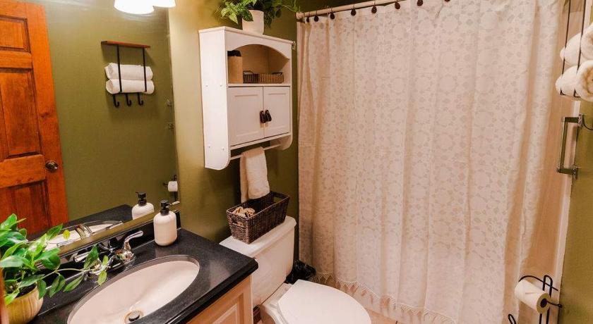 Rockbridge Cheerful Two Bdrm Cabin with Hot Tub & Pet Friendly 4-Star Accommodation view