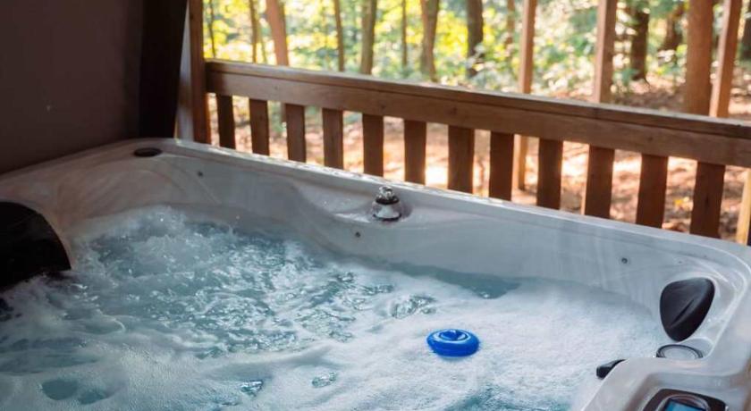 Rockbridge Cheerful Two Bdrm Cabin with Hot Tub & Pet Friendly 4-Star Accommodation exterior