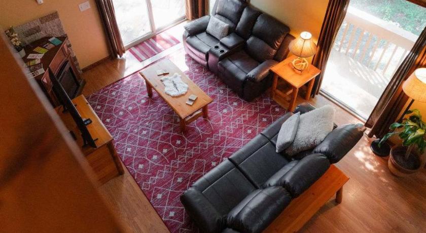 Rockbridge Cheerful Two Bdrm Cabin with Hot Tub & Pet Friendly 4-Star Accommodation suite