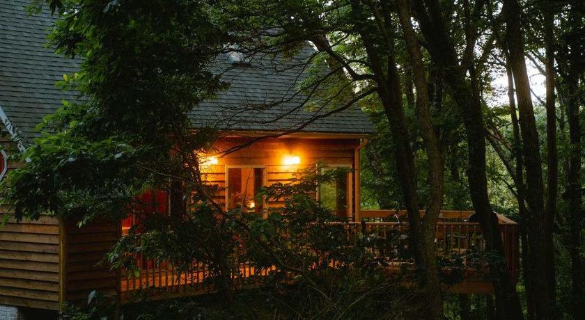 Rockbridge Cheerful Two Bdrm Cabin with Hot Tub & Pet Friendly 4-Star Accommodation lobby