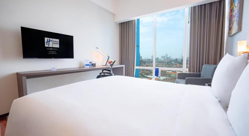 Image of Deluxe Queen Room with City View - Smoking 3