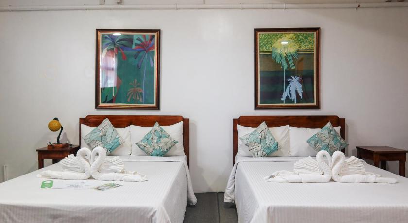Image of Deluxe Queen Room with Two Queen Beds 3
