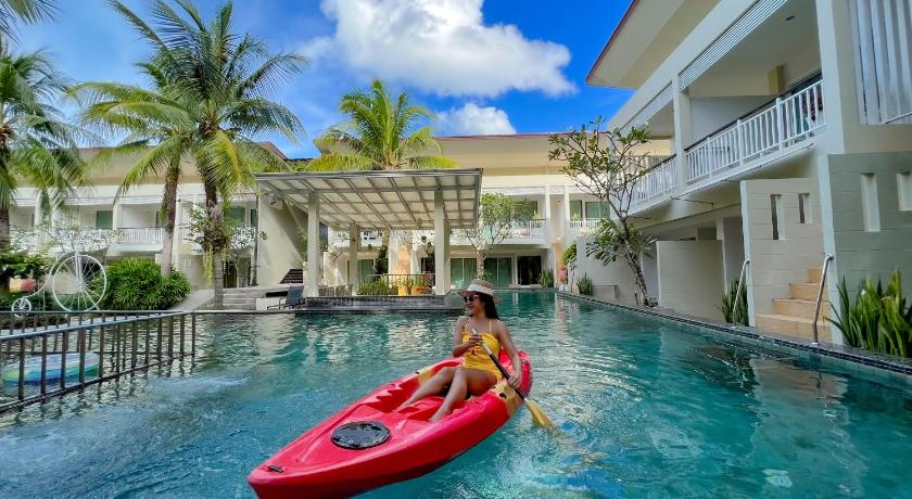 Image of Deluxe Double or Twin Room with Pool Access 8