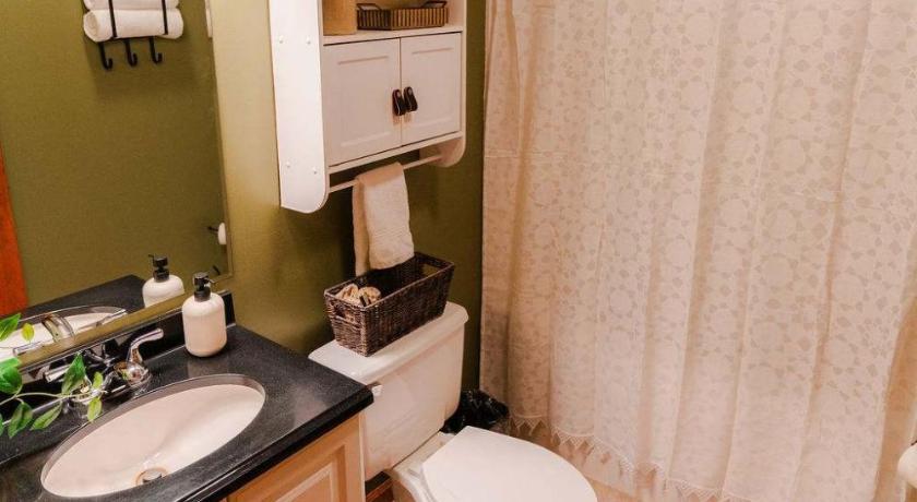Rockbridge Cheerful Two Bdrm Cabin with Hot Tub & Pet Friendly 4-Star Accommodation pool