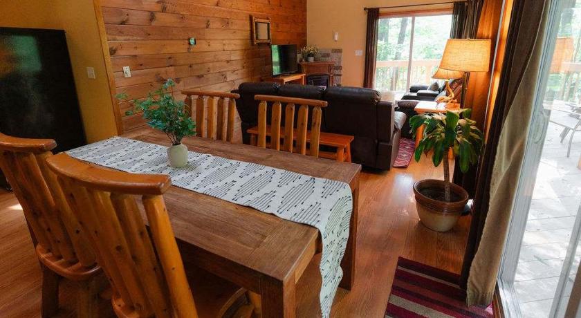 Rockbridge Cheerful Two Bdrm Cabin with Hot Tub & Pet Friendly 4-Star Accommodation lobby